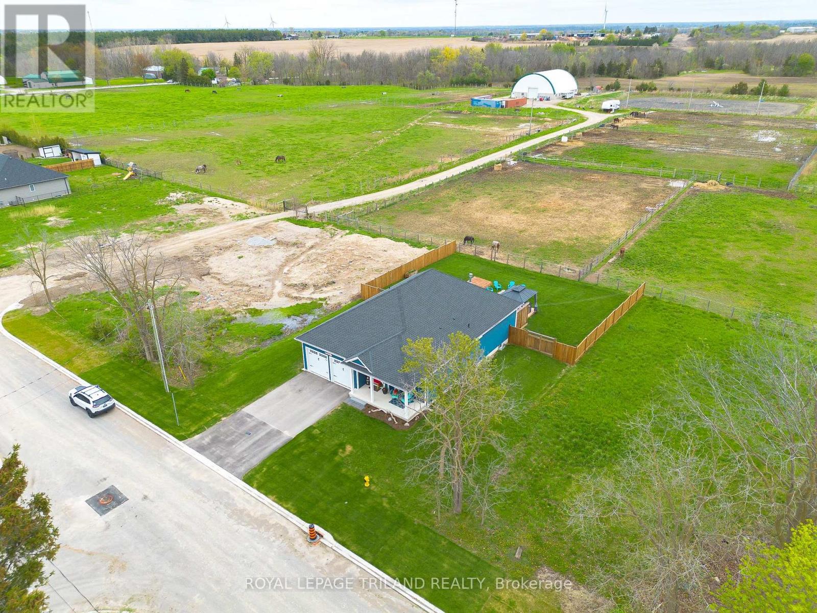 160 Elizabeth Street, Lambton Shores, Ontario  N0M 2N0 - Photo 4 - X12447386