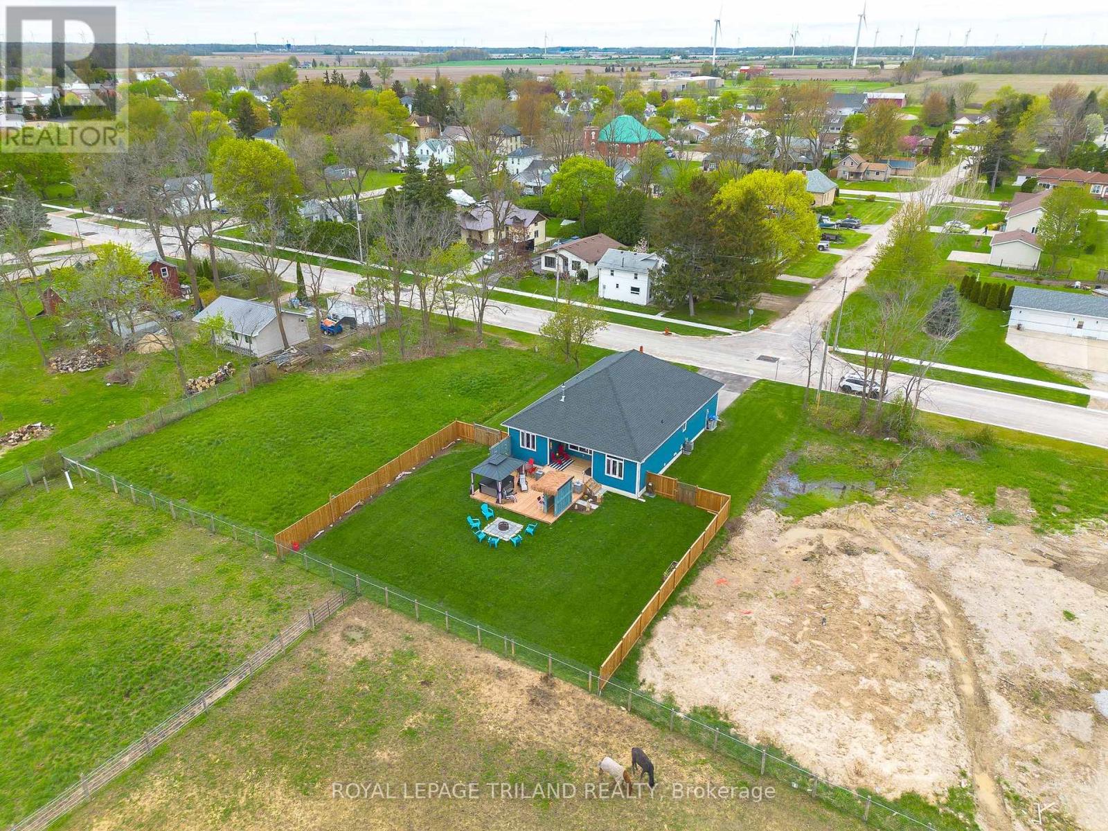 160 Elizabeth Street, Lambton Shores, Ontario  N0M 2N0 - Photo 6 - X12447386