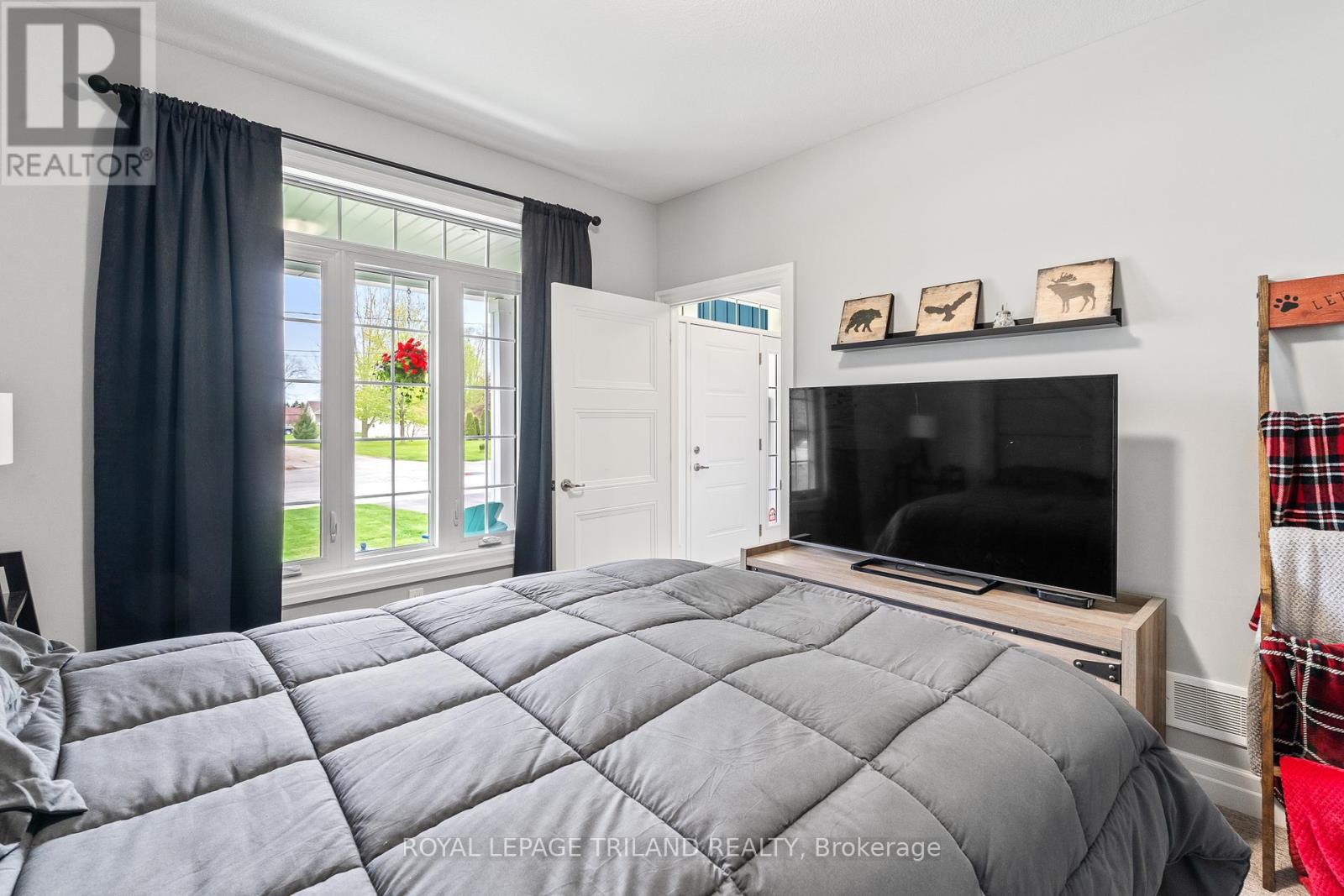 160 Elizabeth Street, Lambton Shores, Ontario  N0M 2N0 - Photo 8 - X12447386