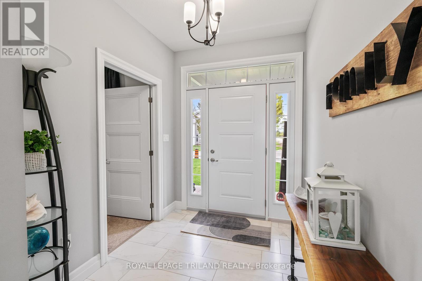 160 Elizabeth Street, Lambton Shores, Ontario  N0M 2N0 - Photo 9 - X12447386