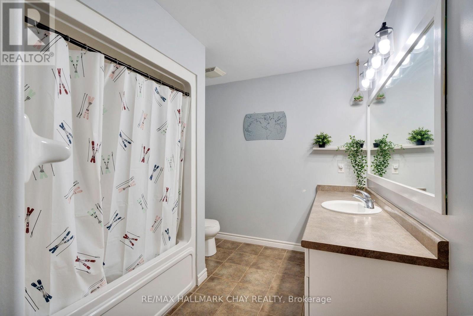 35 Banting Crescent, Essa, Ontario  L3W 0P7 - Photo 27 - N12446928