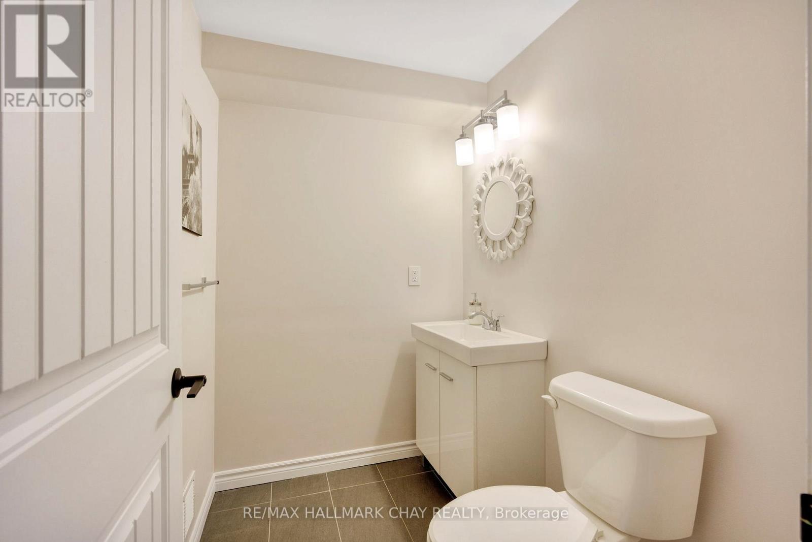 35 Banting Crescent, Essa, Ontario  L3W 0P7 - Photo 34 - N12446928