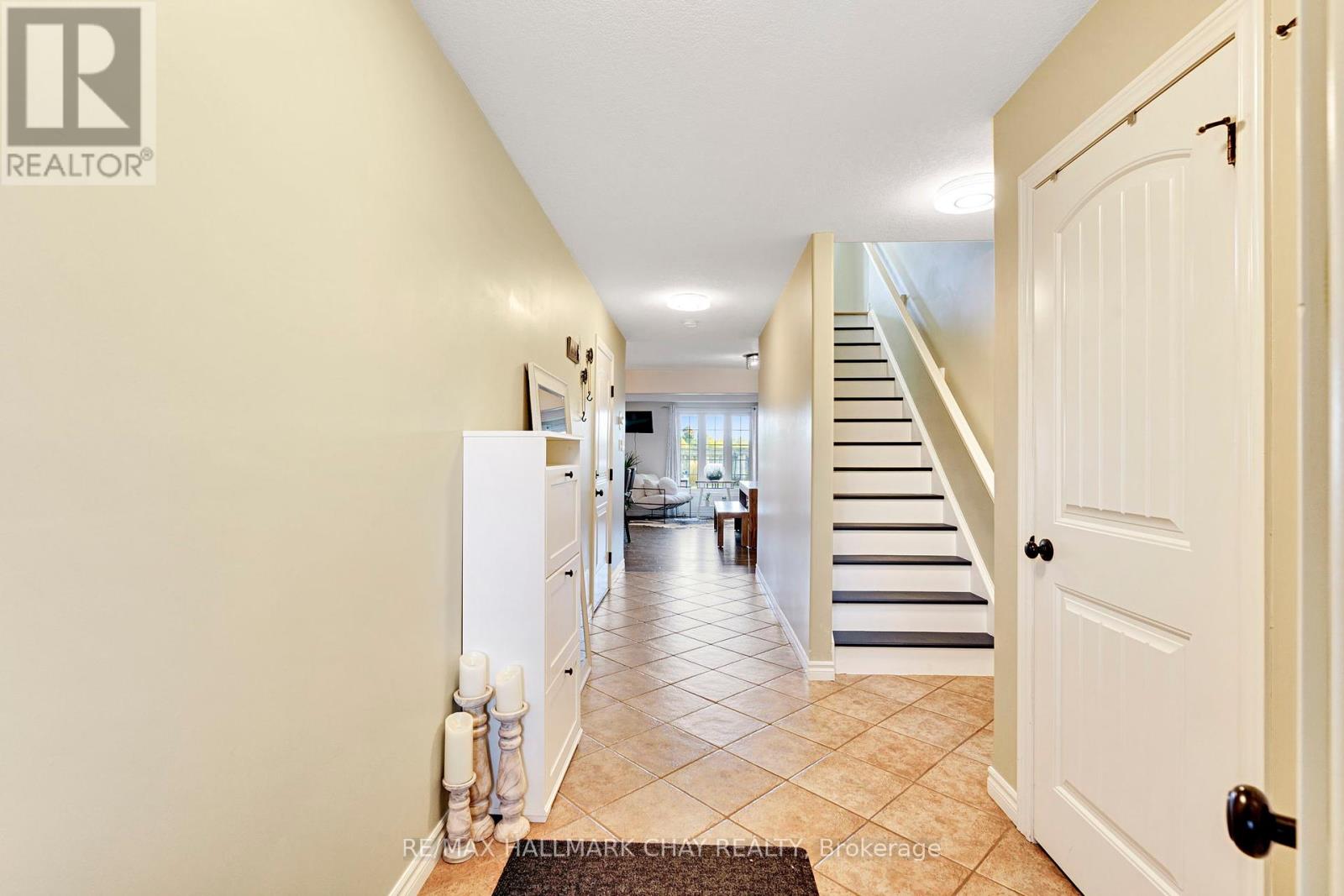 35 Banting Crescent, Essa, Ontario  L3W 0P7 - Photo 5 - N12446928