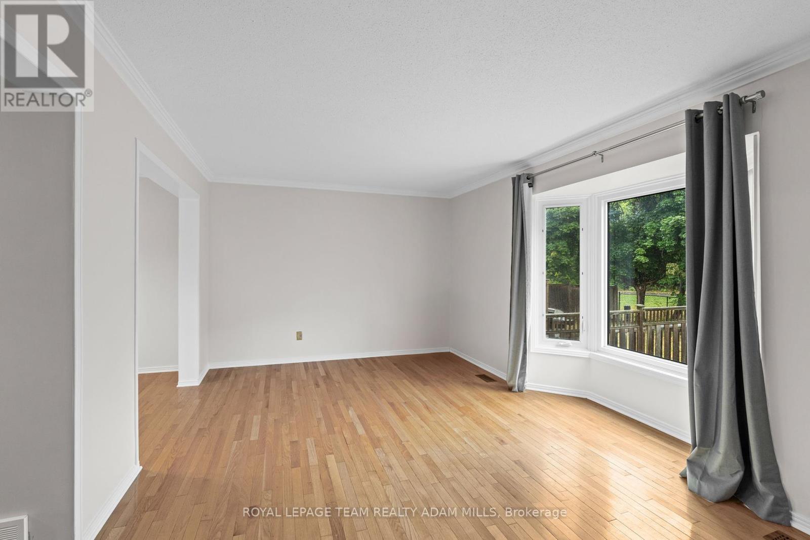22 Fireside Crescent, Ottawa, Ontario  K1T 1Z4 - Photo 16 - X12447377