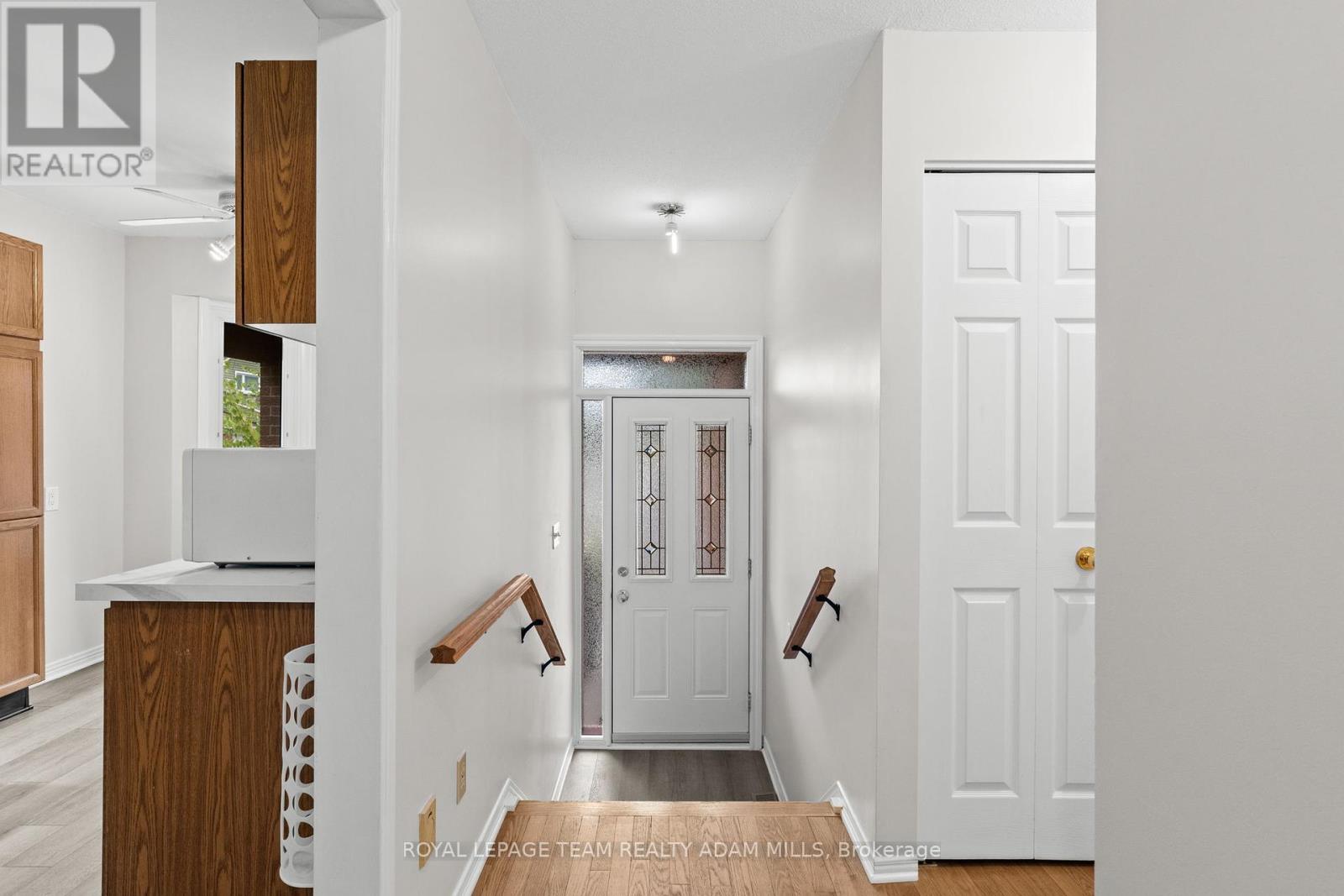 22 Fireside Crescent, Ottawa, Ontario  K1T 1Z4 - Photo 4 - X12447377