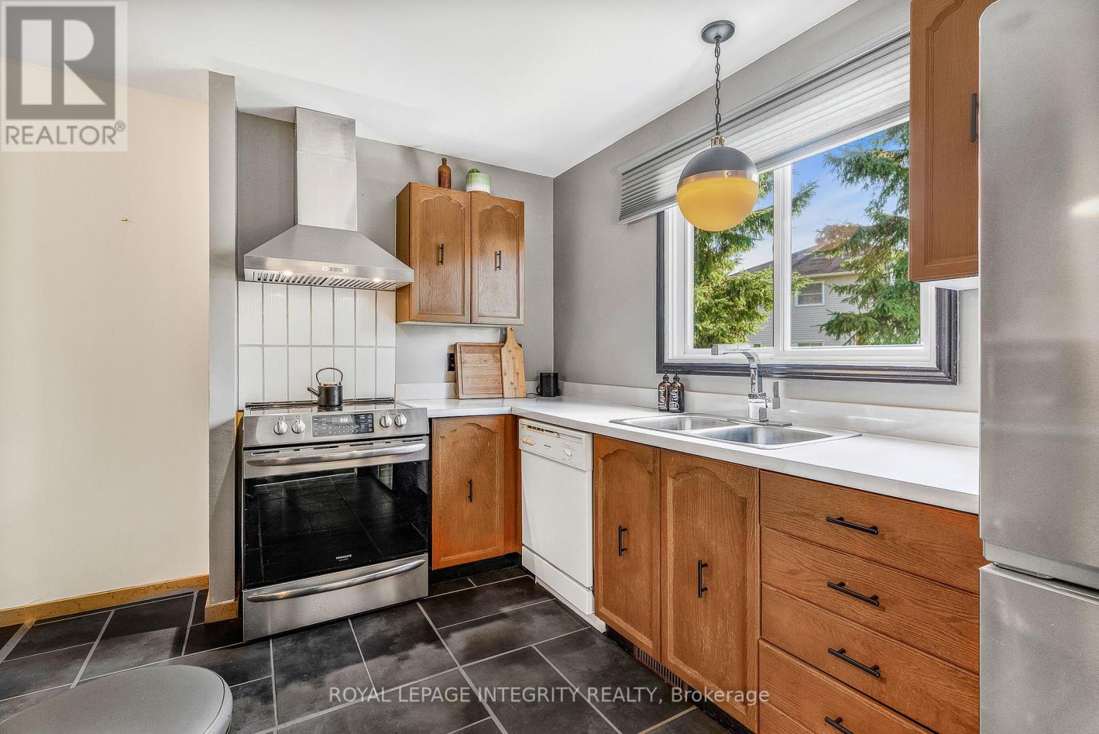 1454 Deavy Way, Ottawa, Ontario  K1E 2W8 - Photo 14 - X12447396