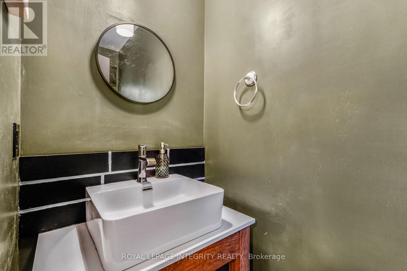 1454 Deavy Way, Ottawa, Ontario  K1E 2W8 - Photo 17 - X12447396