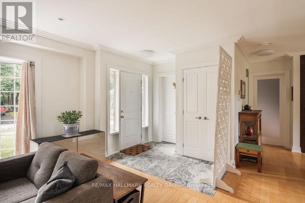960 Elsett Drive, Ottawa, Ontario  K1G 2S9 - Photo 2 - X12447477