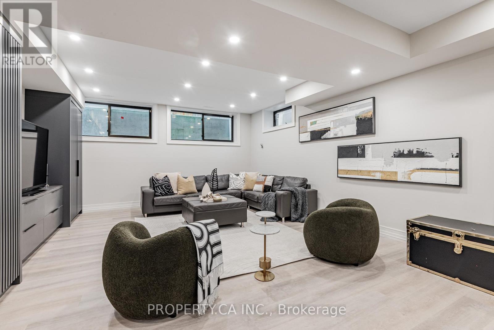 8 Manor Haven Road, Toronto (Englemount-Lawrence), Ontario  M6A 2H9 - Photo 31 - C12447331