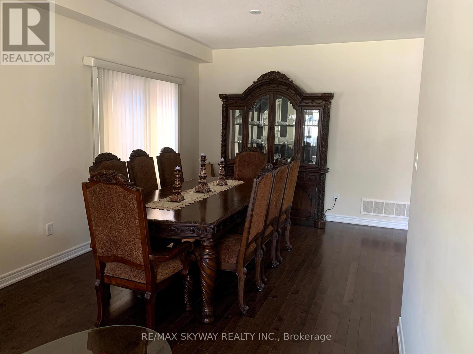27 Swenson Street, New Tecumseth, Ontario  L9R 0J6 - Photo 4 - N12445725