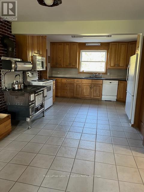96 520 Highway W, Burk's Falls, Ontario  P0C 1A0 - Photo 12 - X12447443
