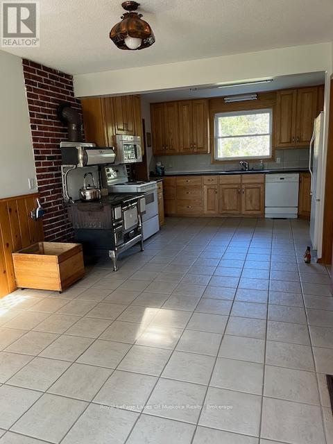96 520 Highway W, Burk's Falls, Ontario  P0C 1A0 - Photo 13 - X12447443