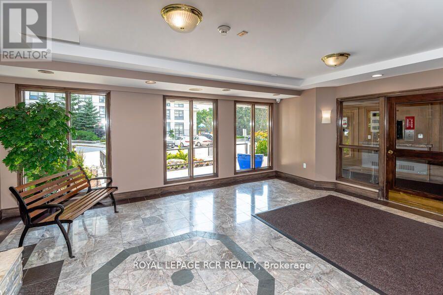901 - 270 Davis Drive, Newmarket (Central Newmarket), Ontario  L3Y 8K2 - Photo 3 - N12447295
