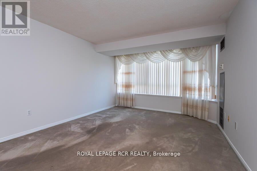 901 - 270 Davis Drive, Newmarket (Central Newmarket), Ontario  L3Y 8K2 - Photo 6 - N12447295