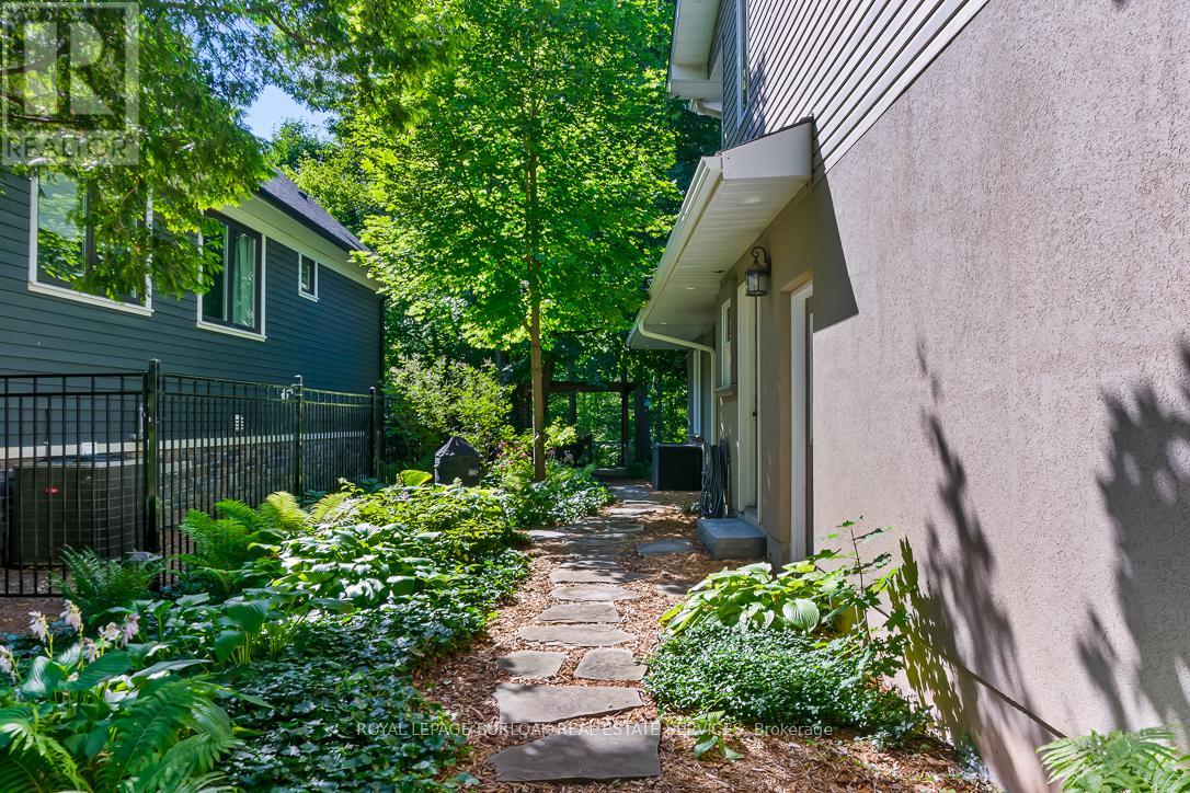 1318 Hillview Crescent, Oakville, Ontario  L6H 2C7 - Photo 45 - W12423041