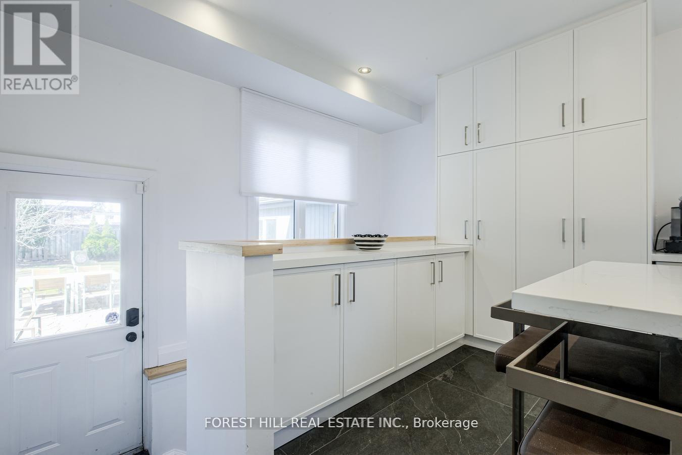 193 Lakewood Drive, Oakville (Co Central), Ontario  L6K 1B3 - Photo 12 - W12447268