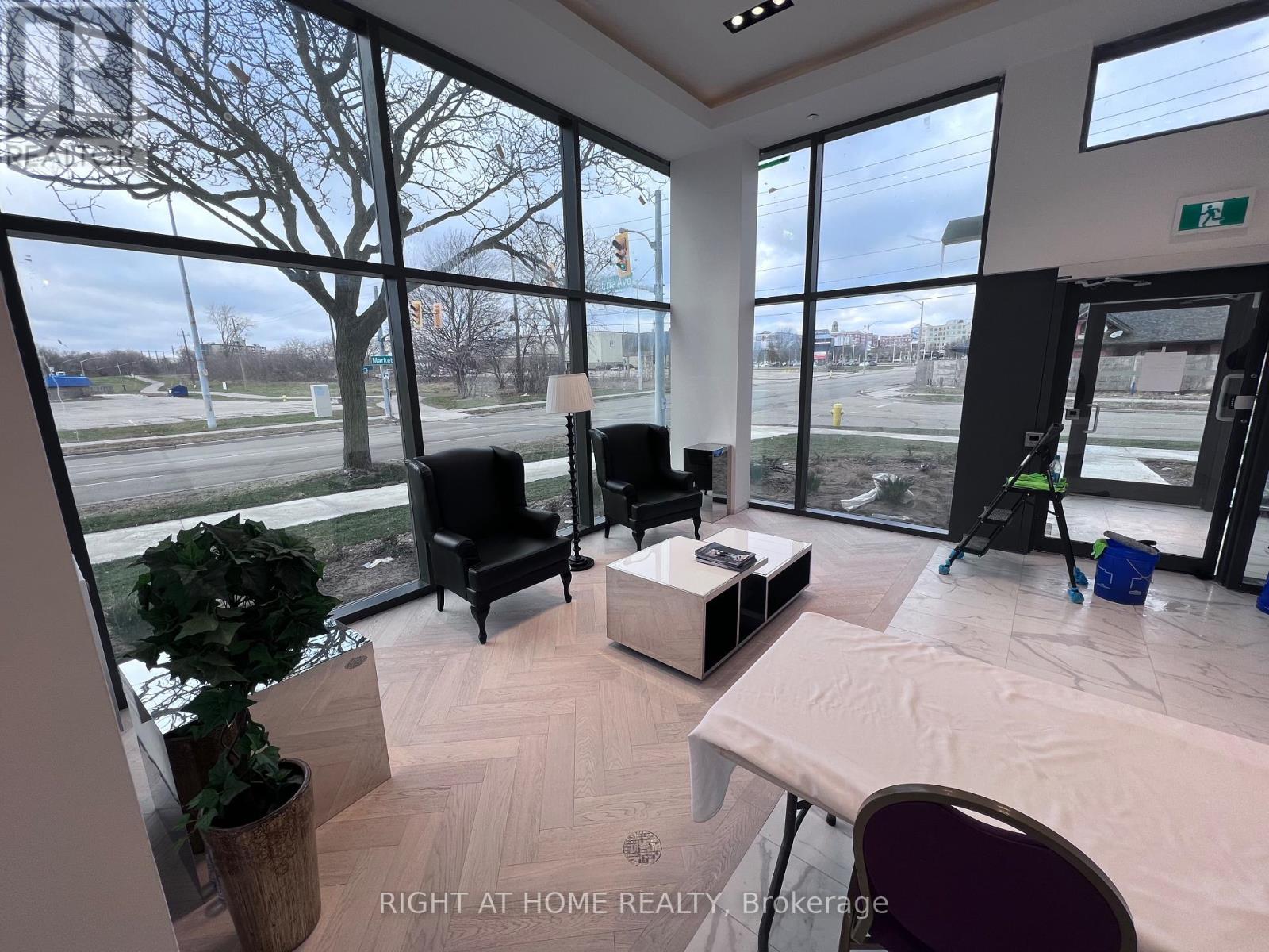 711 - 7 Erie Avenue, Brantford, Ontario  N3S 0K5 - Photo 2 - X12447287