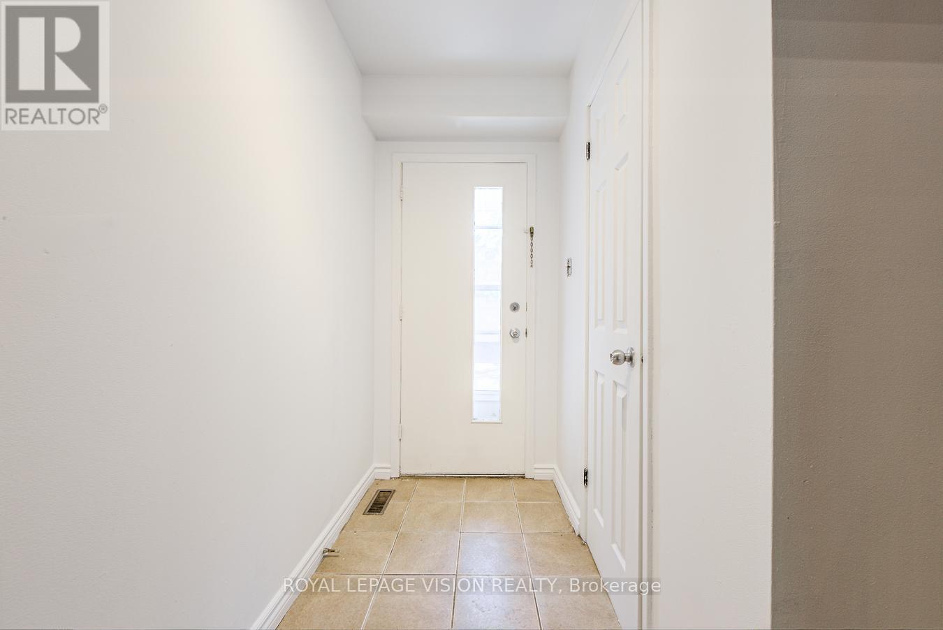 8 - 301 Washburn Way, Toronto (Malvern), Ontario  M1B 1K4 - Photo 5 - E12447451