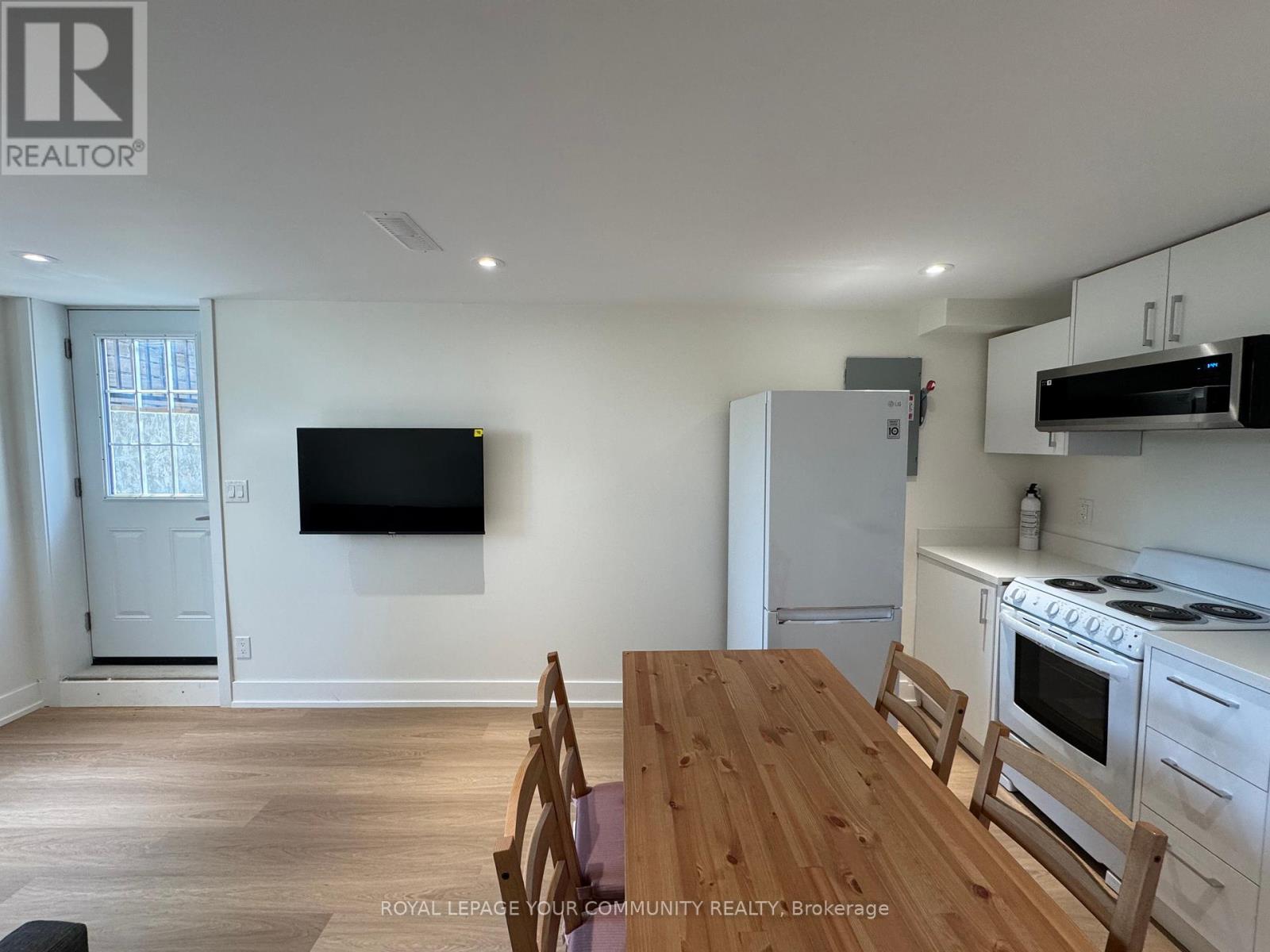 Lower 1 - 145 Harrison Drive, Newmarket, Ontario  L3Y 4P5 - Photo 2 - N12447438