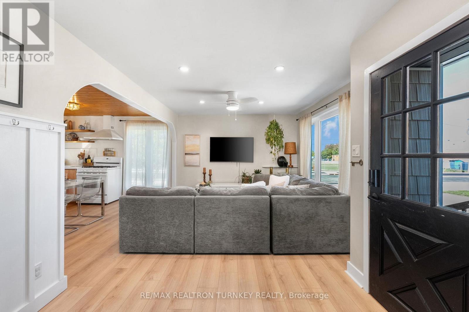86 Simcoe Street, Essa (Angus), Ontario  L0M 1B0 - Photo 4 - N12447458