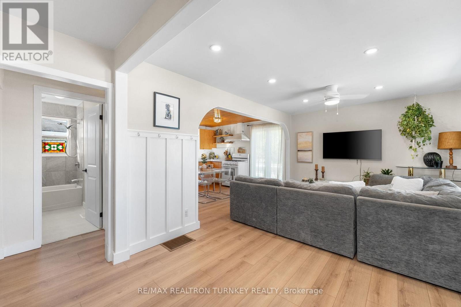86 Simcoe Street, Essa (Angus), Ontario  L0M 1B0 - Photo 6 - N12447458