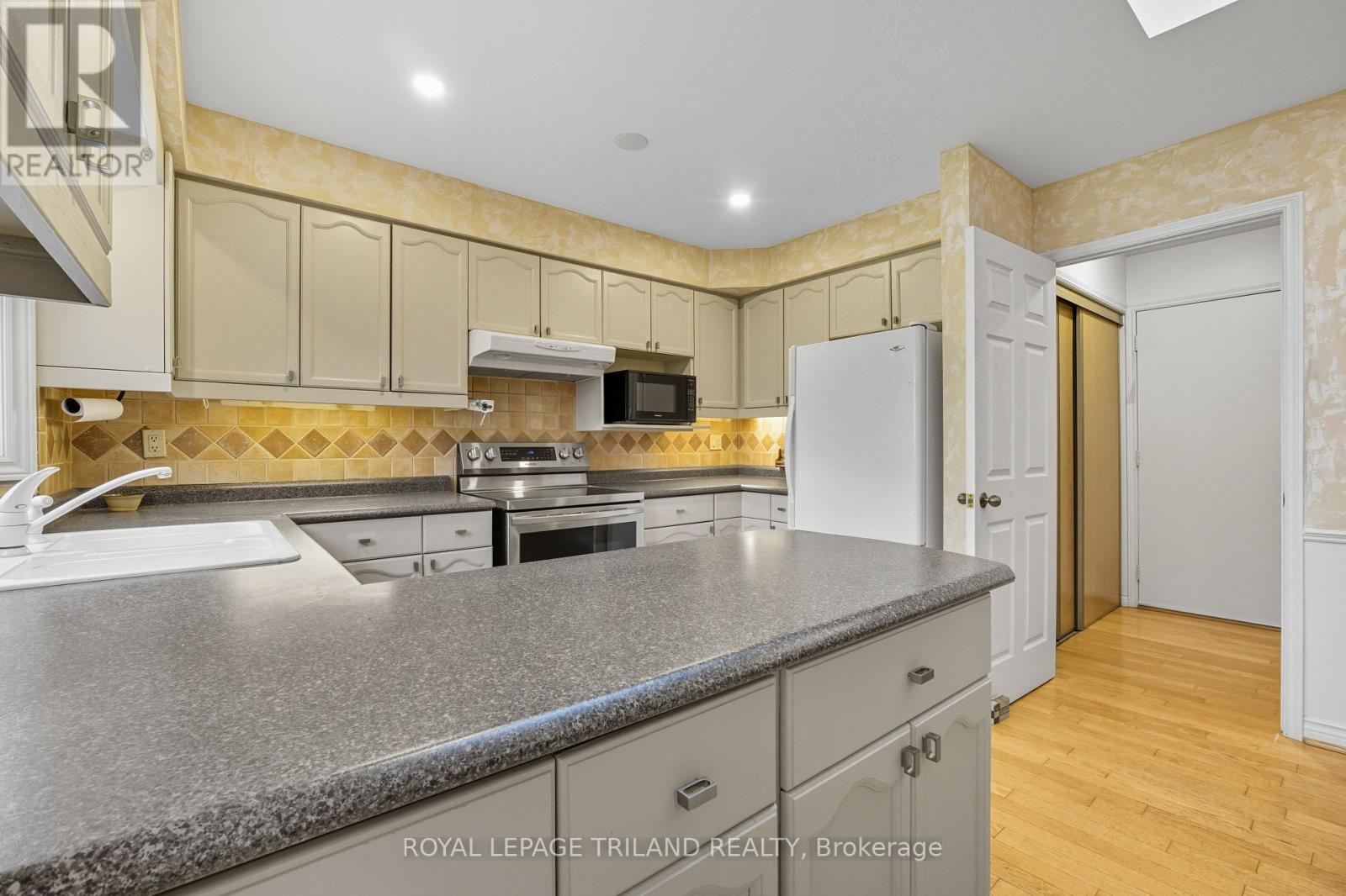 16 - 60 Rosecliffe Crescent, London South (South C), Ontario  N6K 4E6 - Photo 18 - X12447560