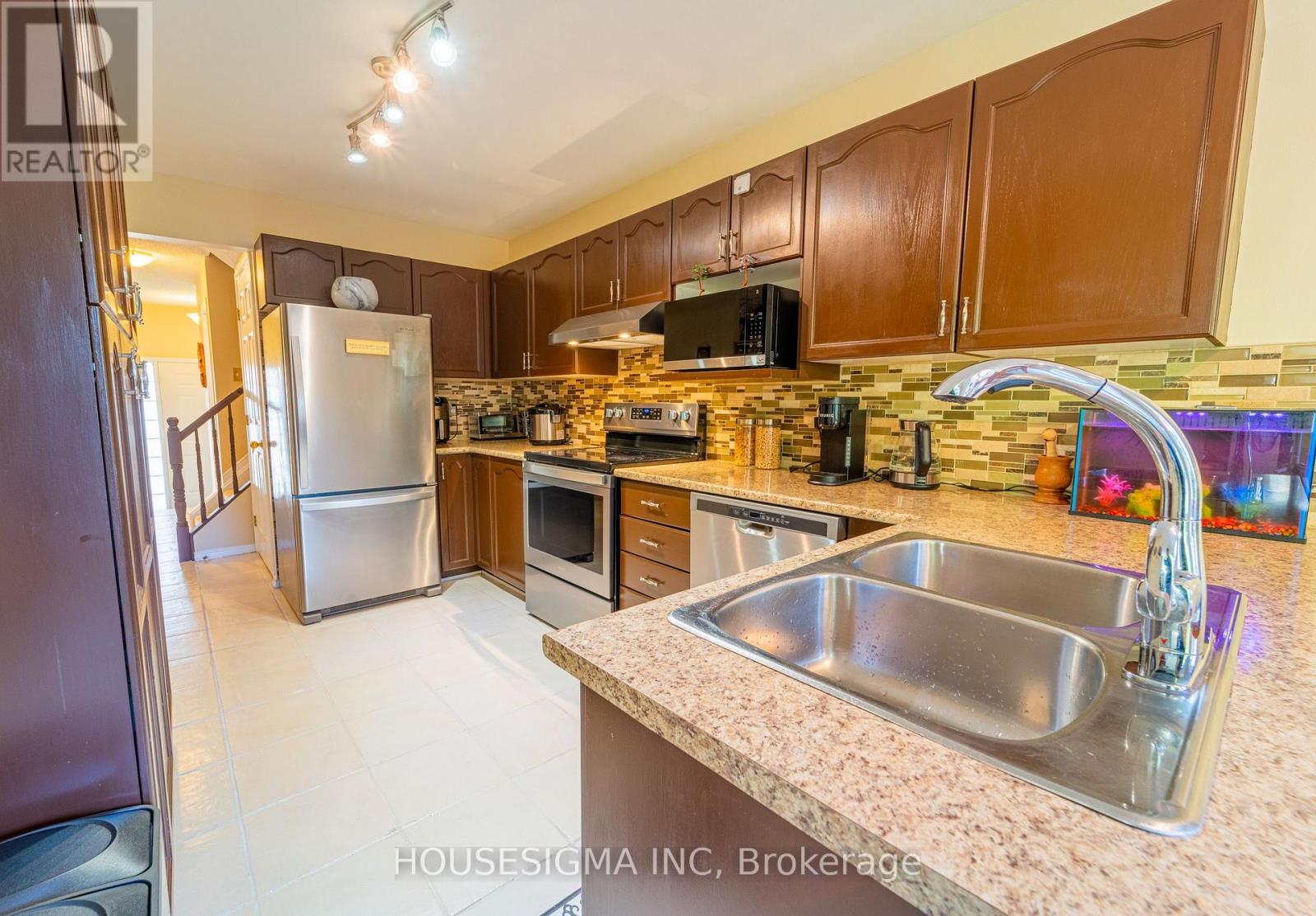 8 Hodgson Court, Ottawa, Ontario  K2K 2T3 - Photo 11 - X12447526