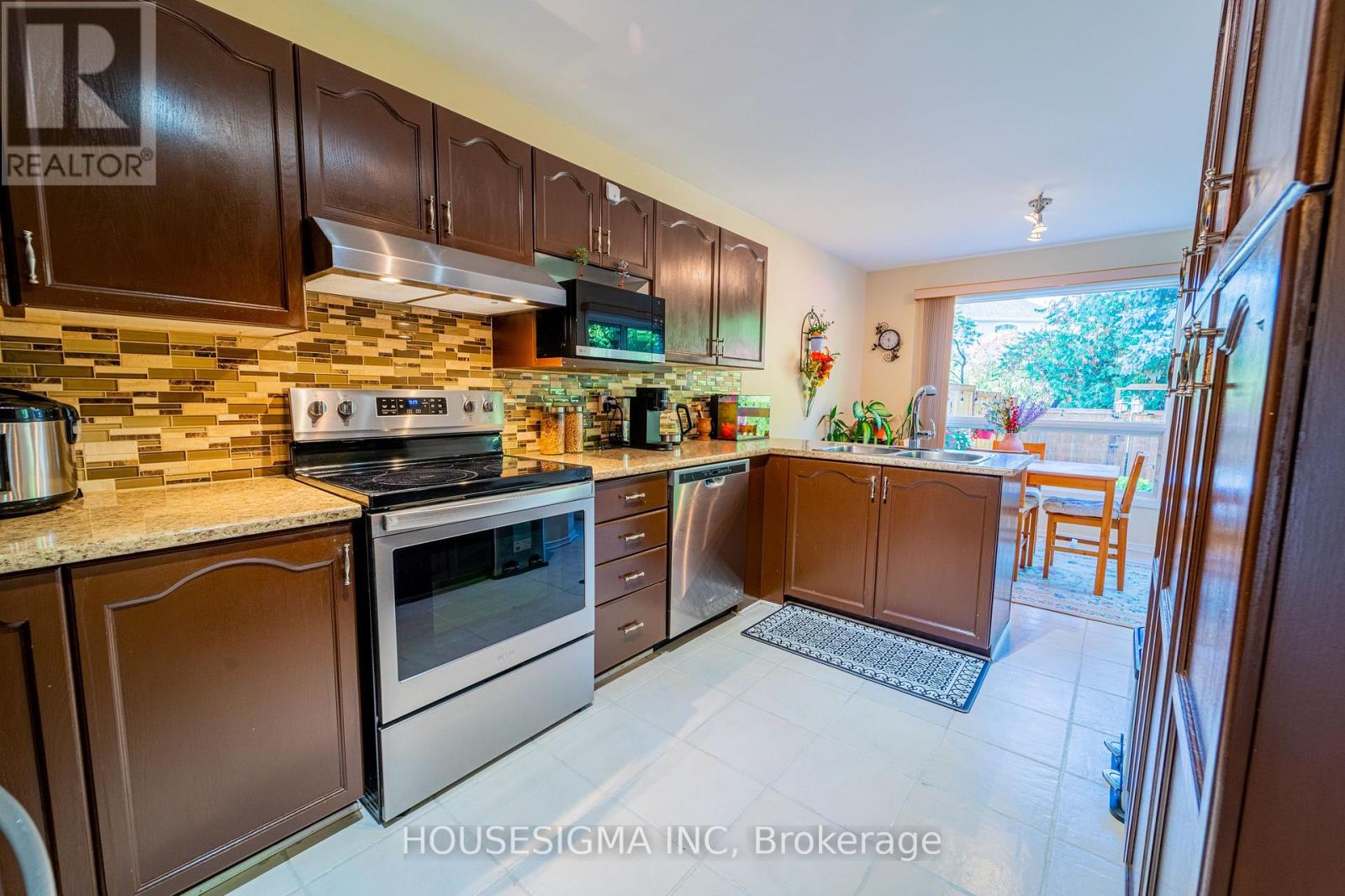 8 Hodgson Court, Ottawa, Ontario  K2K 2T3 - Photo 12 - X12447526