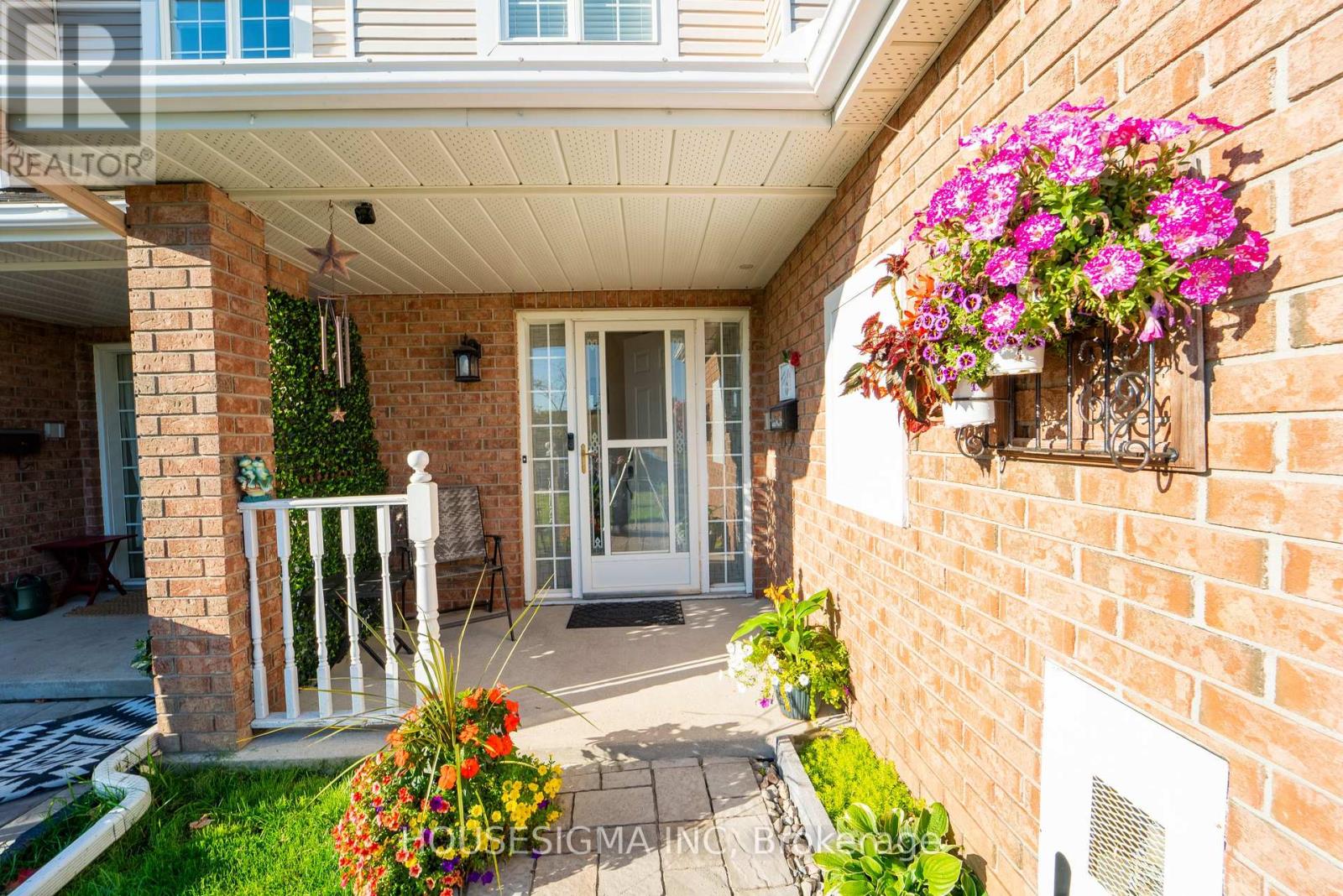 8 Hodgson Court, Ottawa, Ontario  K2K 2T3 - Photo 4 - X12447526