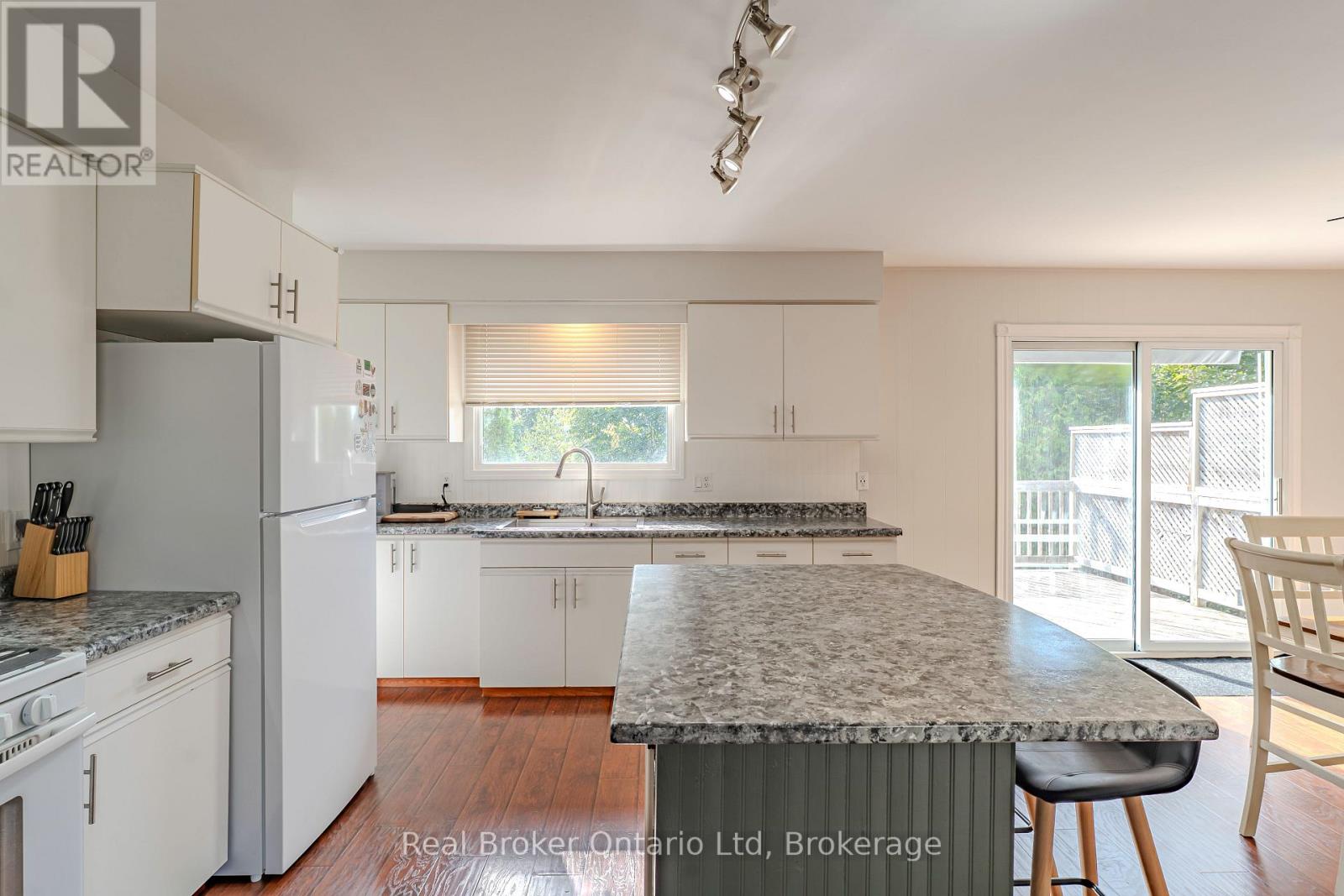 394 Queen Street N, West Grey, Ontario  N0G 1R0 - Photo 11 - X12416921