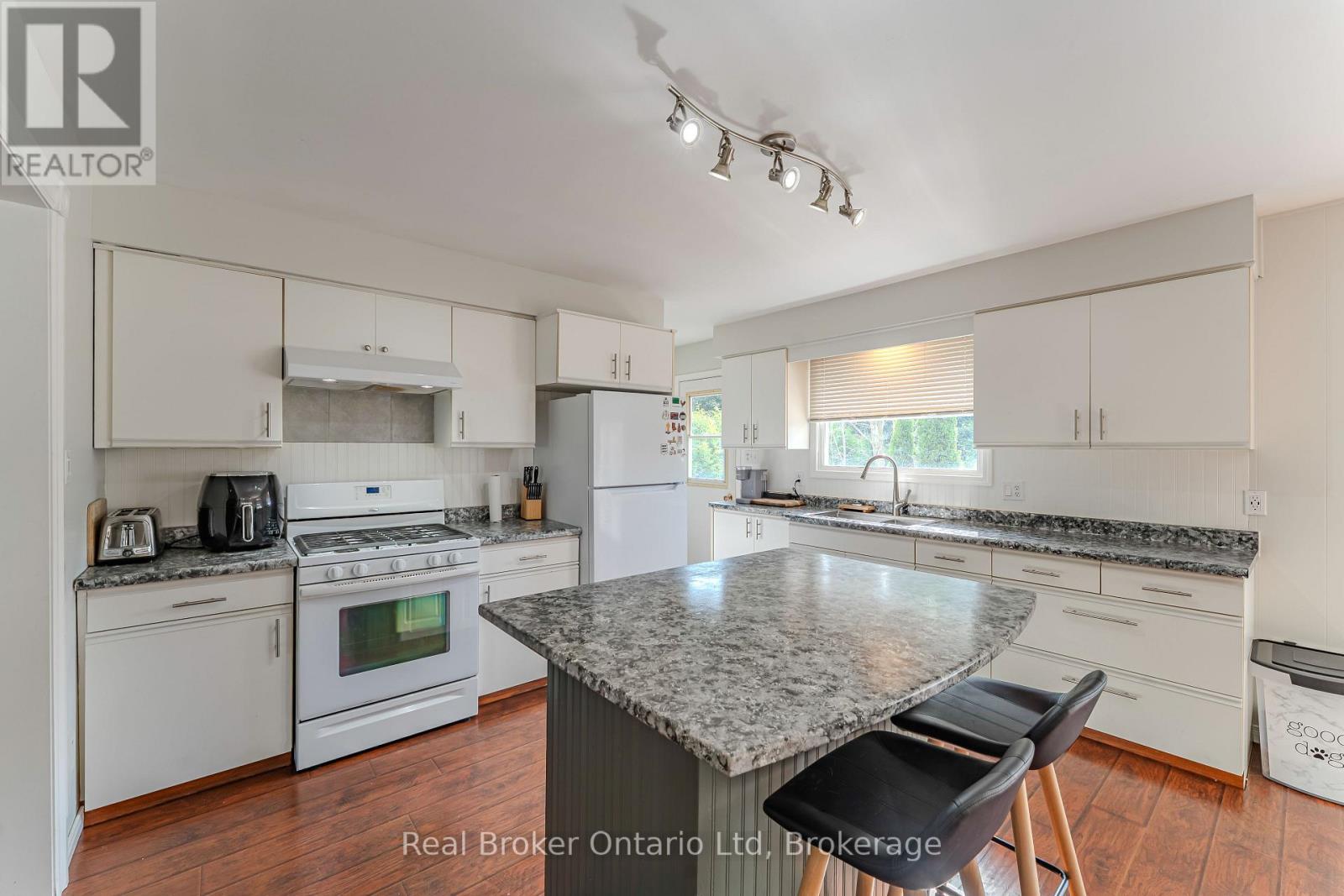 394 Queen Street N, West Grey, Ontario  N0G 1R0 - Photo 12 - X12416921
