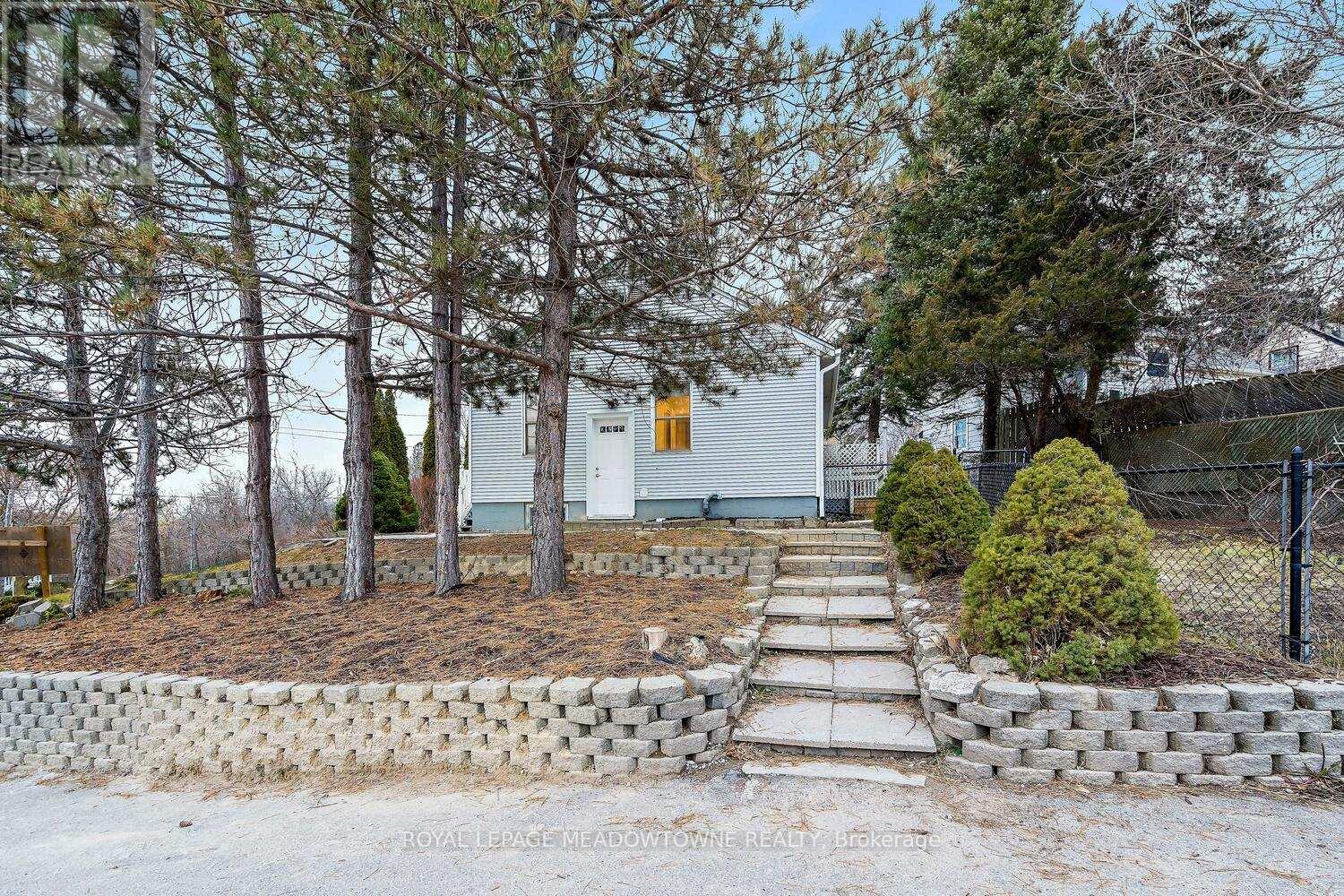 2 John Street, Halton Hills, Ontario  L7G 2J6 - Photo 3 - W12447332