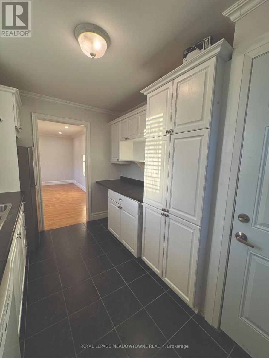 2 John Street, Halton Hills, Ontario  L7G 2J6 - Photo 6 - W12447332