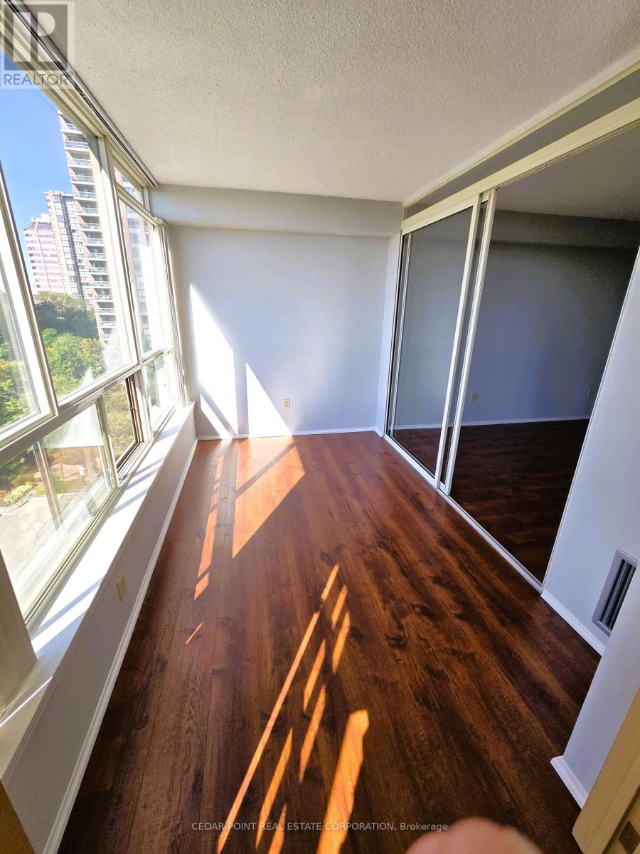 701 - 55 Elm Drive W, Mississauga, Ontario  L5B 3Z3 - Photo 11 - W12447368