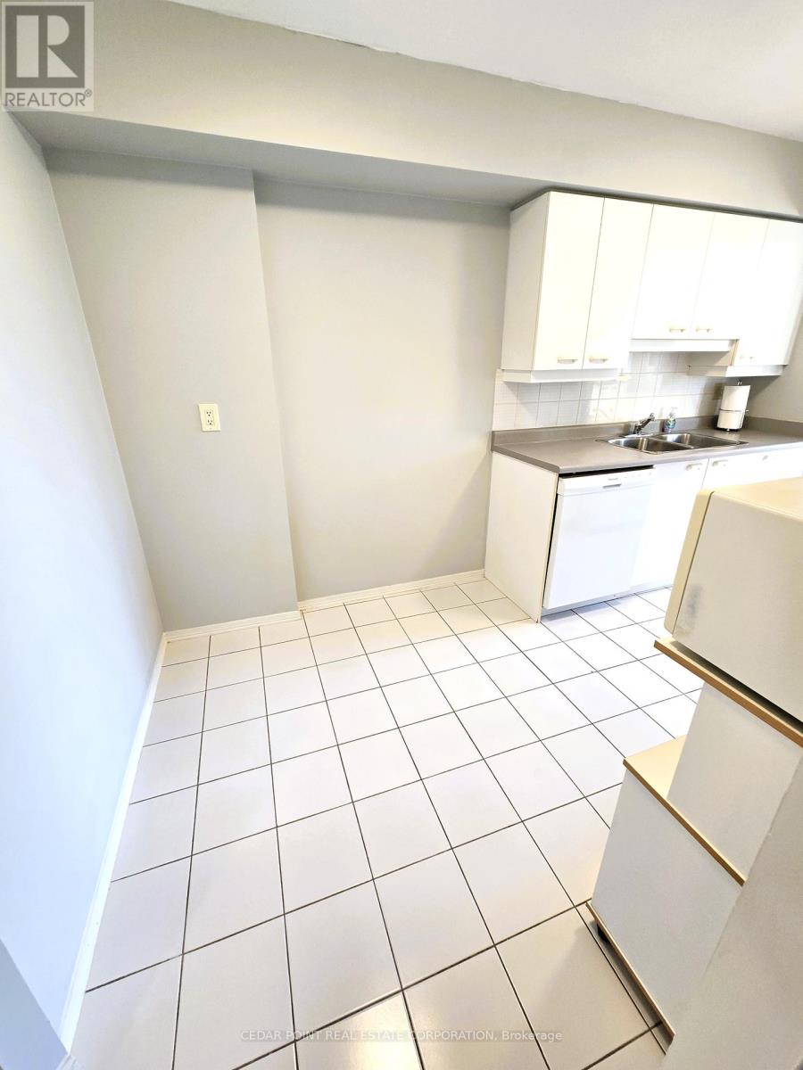 701 - 55 Elm Drive W, Mississauga, Ontario  L5B 3Z3 - Photo 6 - W12447368