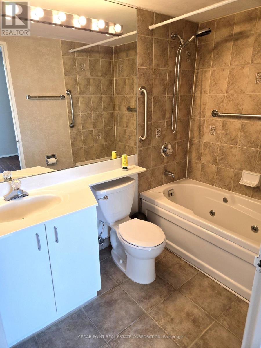 701 - 55 Elm Drive W, Mississauga, Ontario  L5B 3Z3 - Photo 9 - W12447368