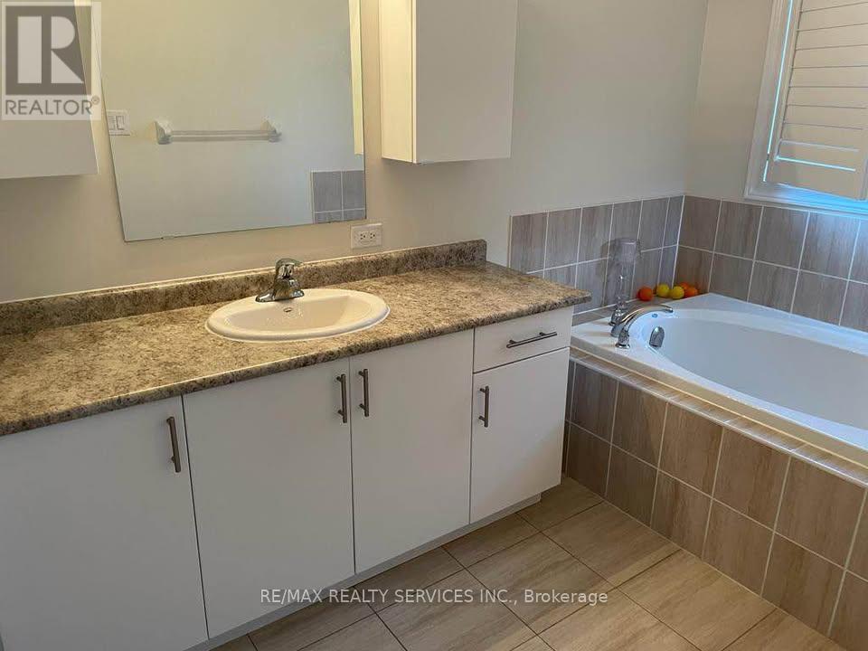 30 Vezna Crescent, Brampton, Ontario  L6X 5K5 - Photo 11 - W12447411