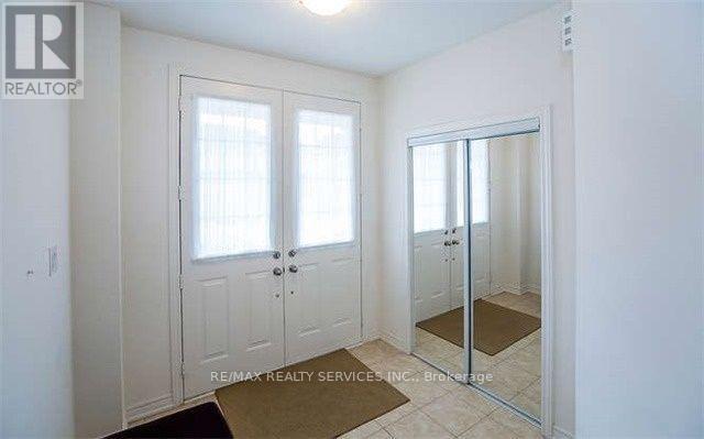 30 Vezna Crescent, Brampton, Ontario  L6X 5K5 - Photo 4 - W12447411