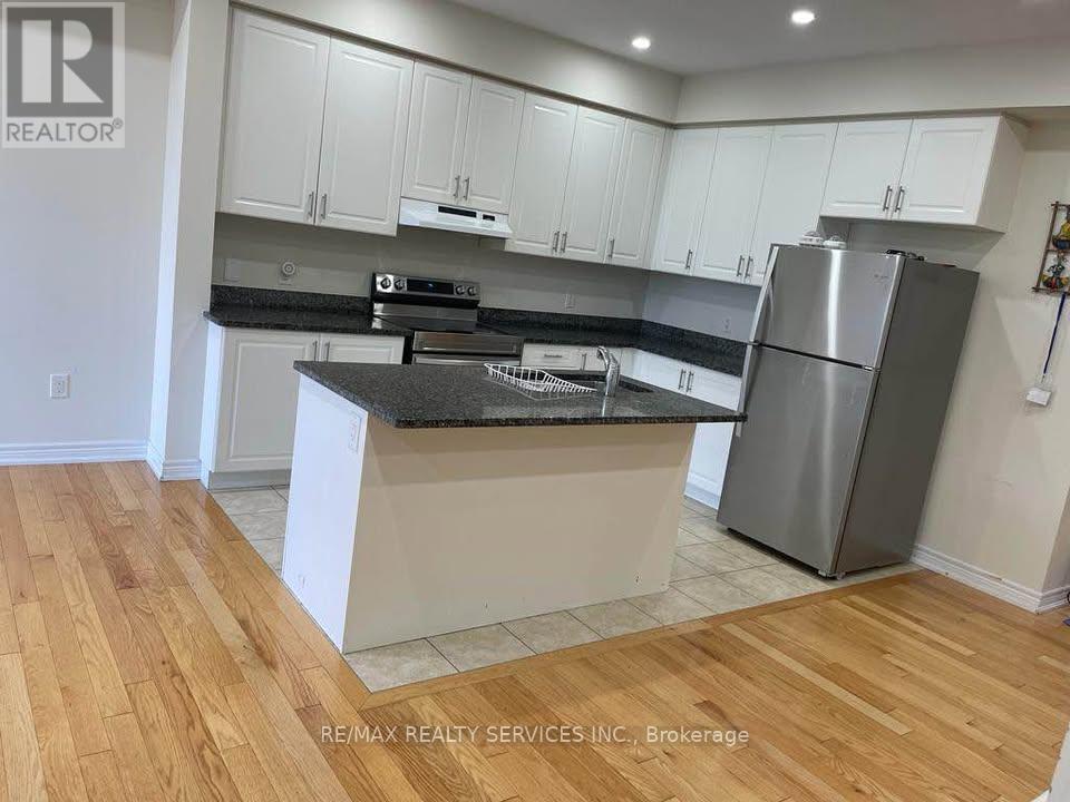 30 Vezna Crescent, Brampton, Ontario  L6X 5K5 - Photo 8 - W12447411