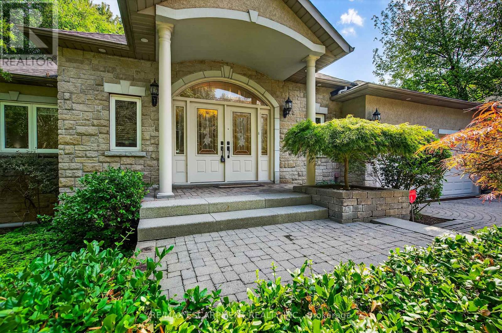 1262 Mississauga Road, Mississauga (Lorne Park), Ontario  L5H 2J2 - Photo 4 - W12447425
