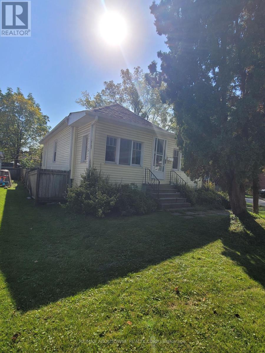 88 Robert Street, Milton, Ontario  L9T 1G8 - Photo 3 - W12447493