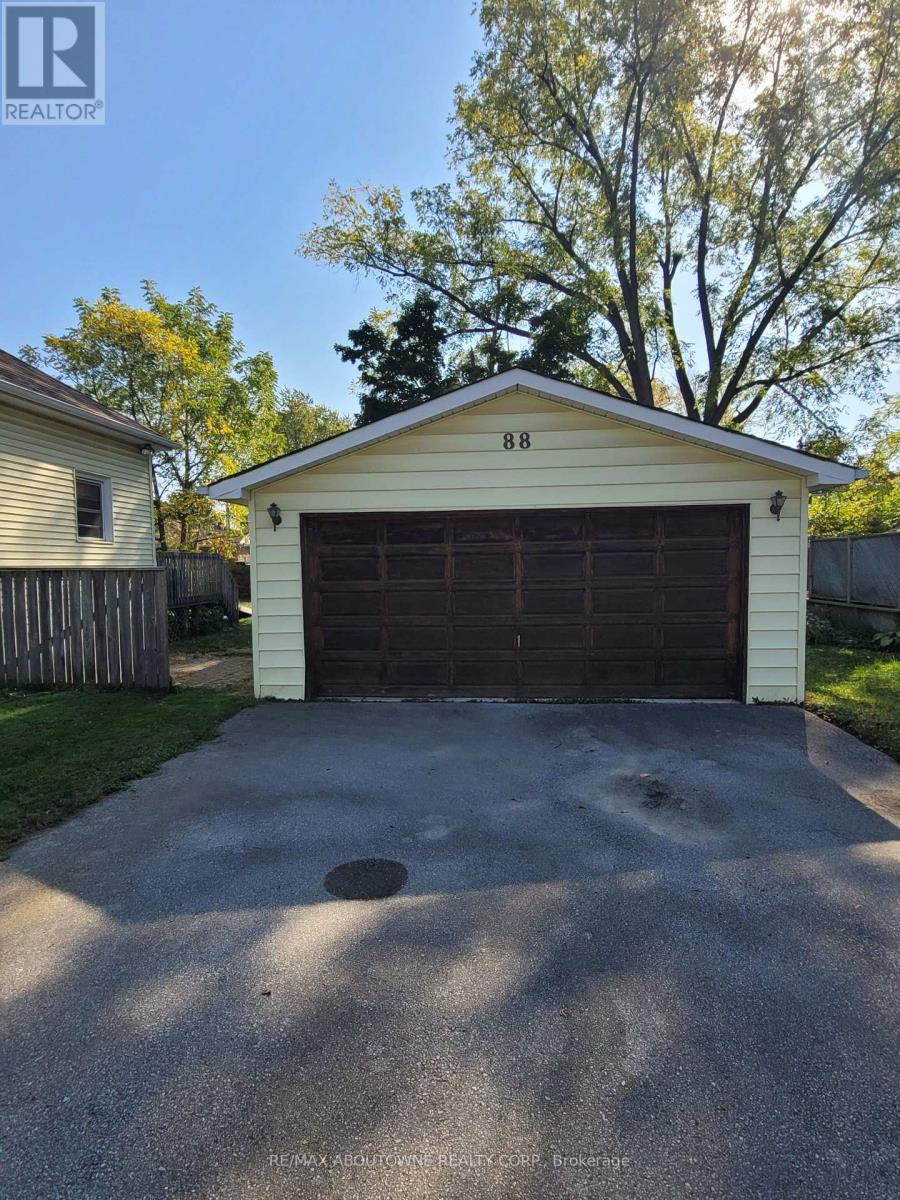 88 Robert Street, Milton, Ontario  L9T 1G8 - Photo 4 - W12447493