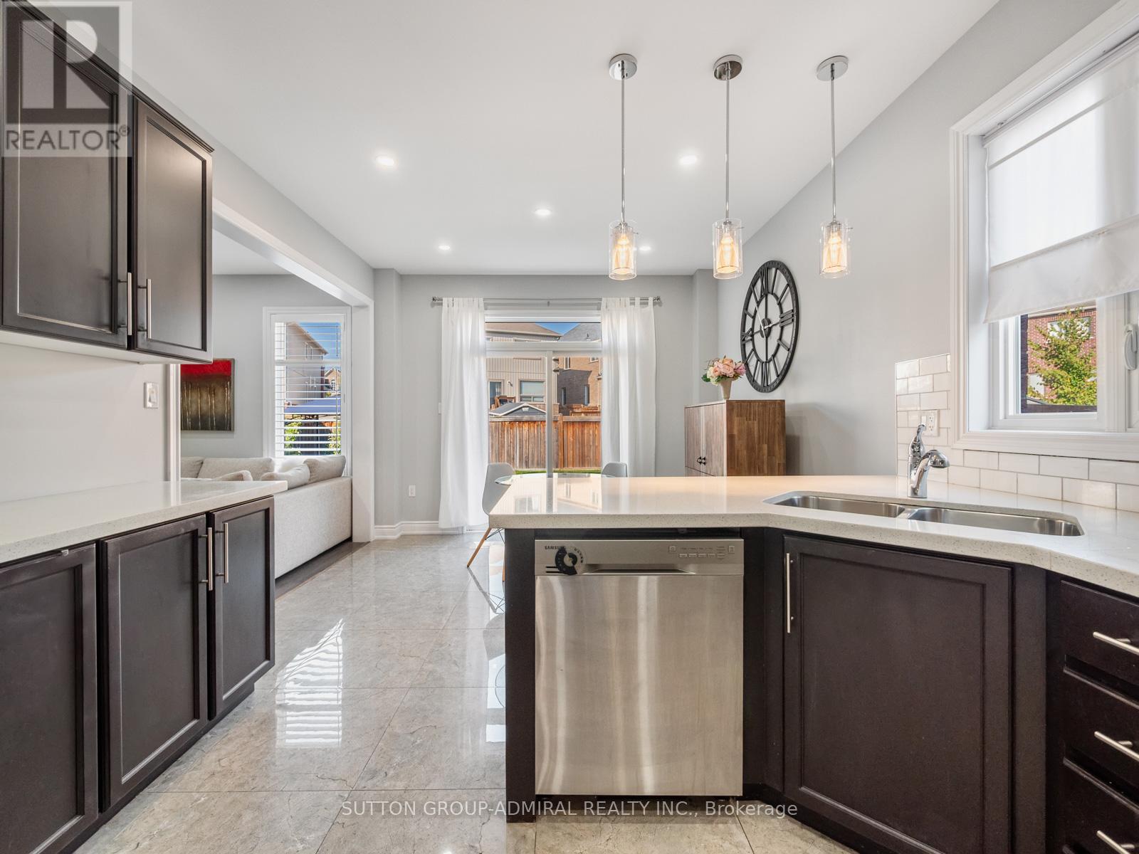 186 Romanelli Crescent, Bradford West Gwillimbury, Ontario  L3Z 0X6 - Photo 18 - N12381113