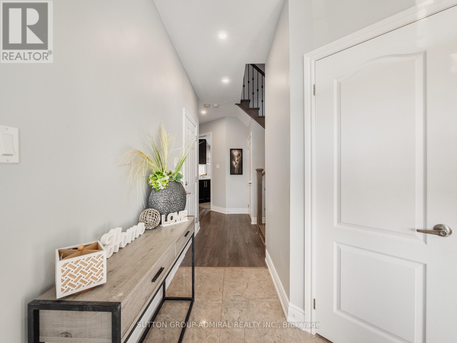 186 Romanelli Crescent, Bradford West Gwillimbury, Ontario  L3Z 0X6 - Photo 4 - N12381113