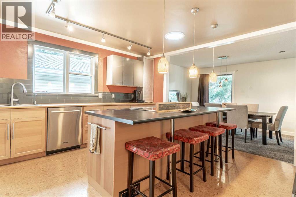 4812 Valiant Drive Nw, Calgary, Alberta  T2Y 3B4 - Photo 4 - A2254861