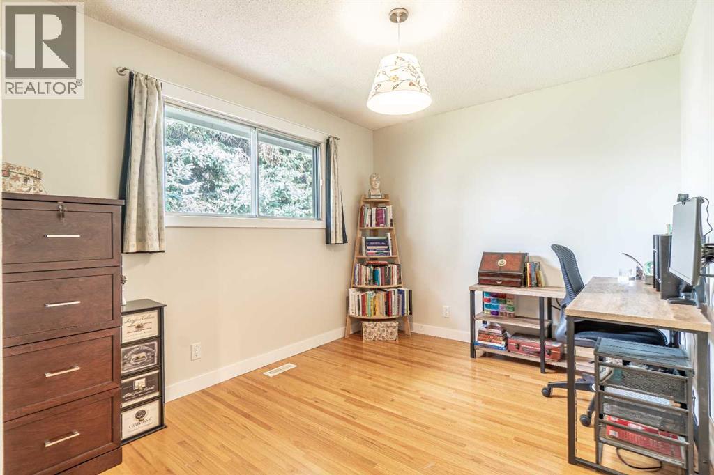 4812 Valiant Drive Nw, Calgary, Alberta  T2Y 3B4 - Photo 12 - A2254861