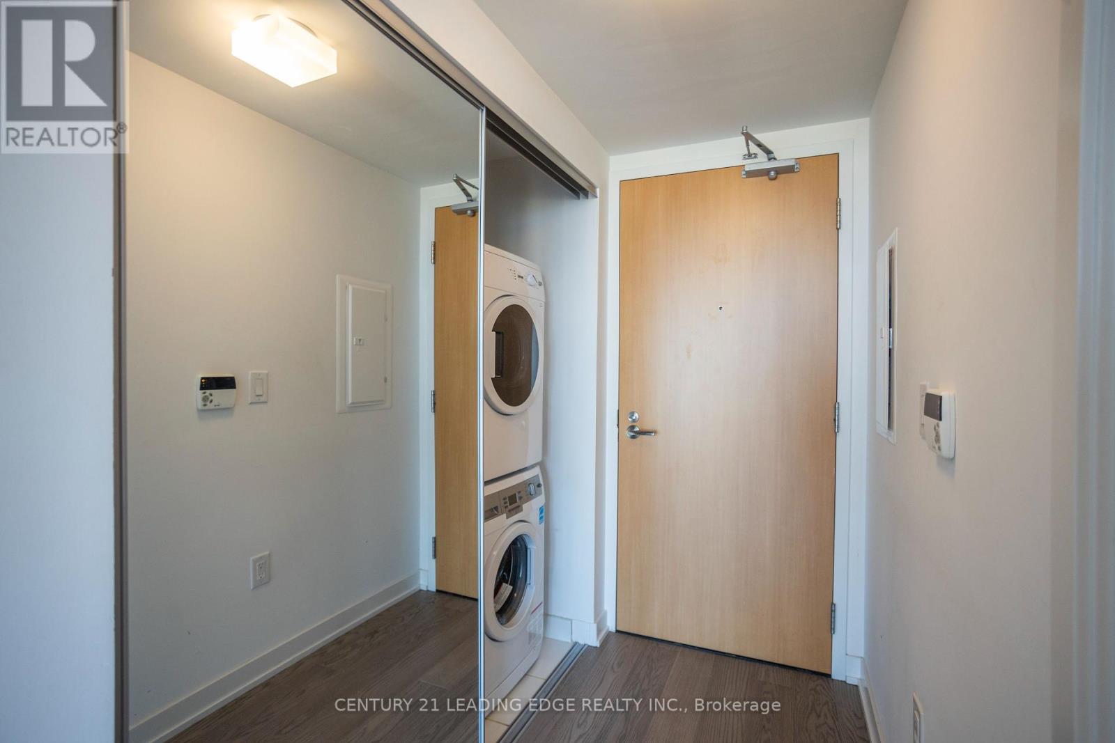 3912 - 11 Wellesley Street W, Toronto, Ontario  M4Y 0G4 - Photo 7 - C12443588