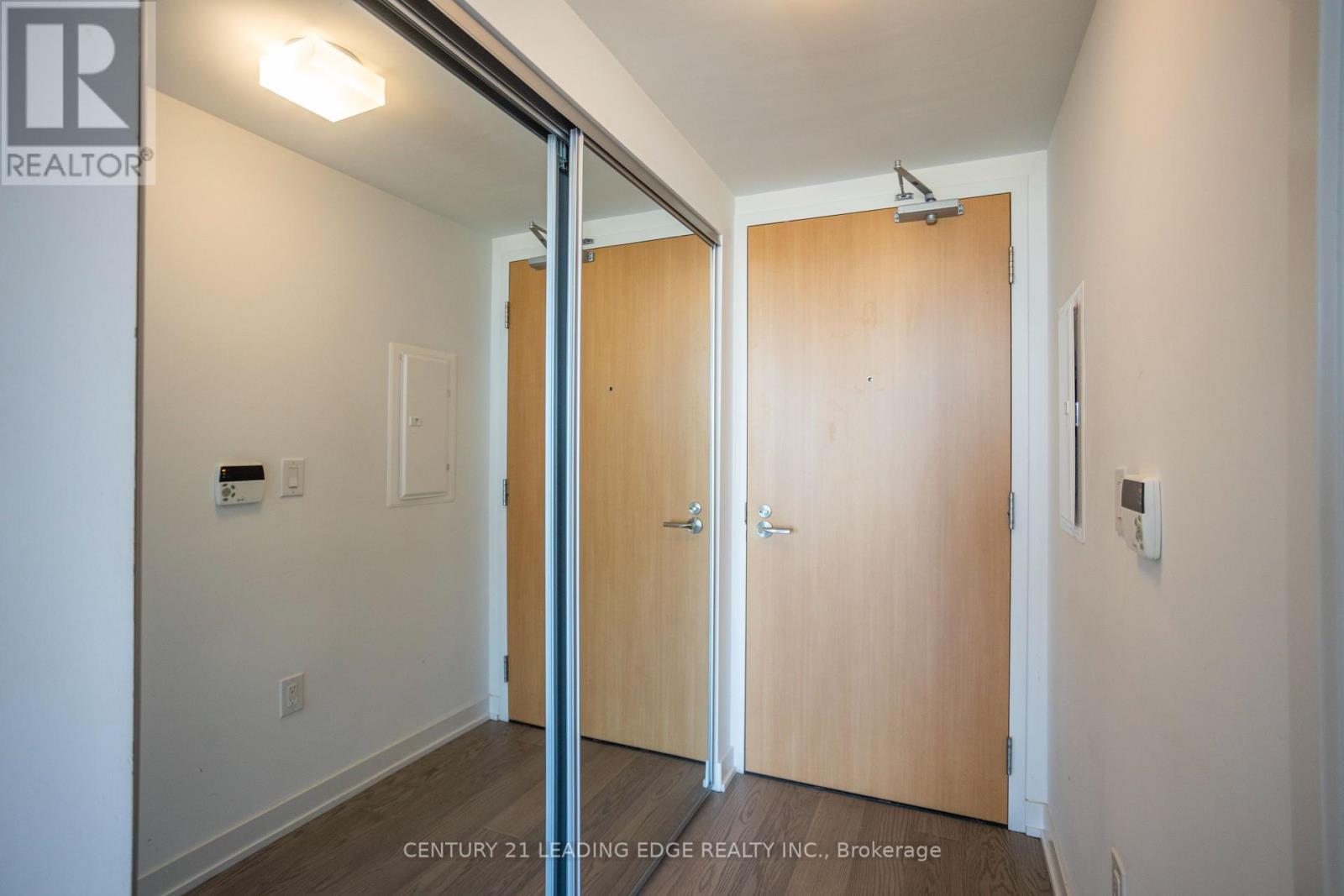 3912 - 11 Wellesley Street W, Toronto, Ontario  M4Y 0G4 - Photo 6 - C12443588