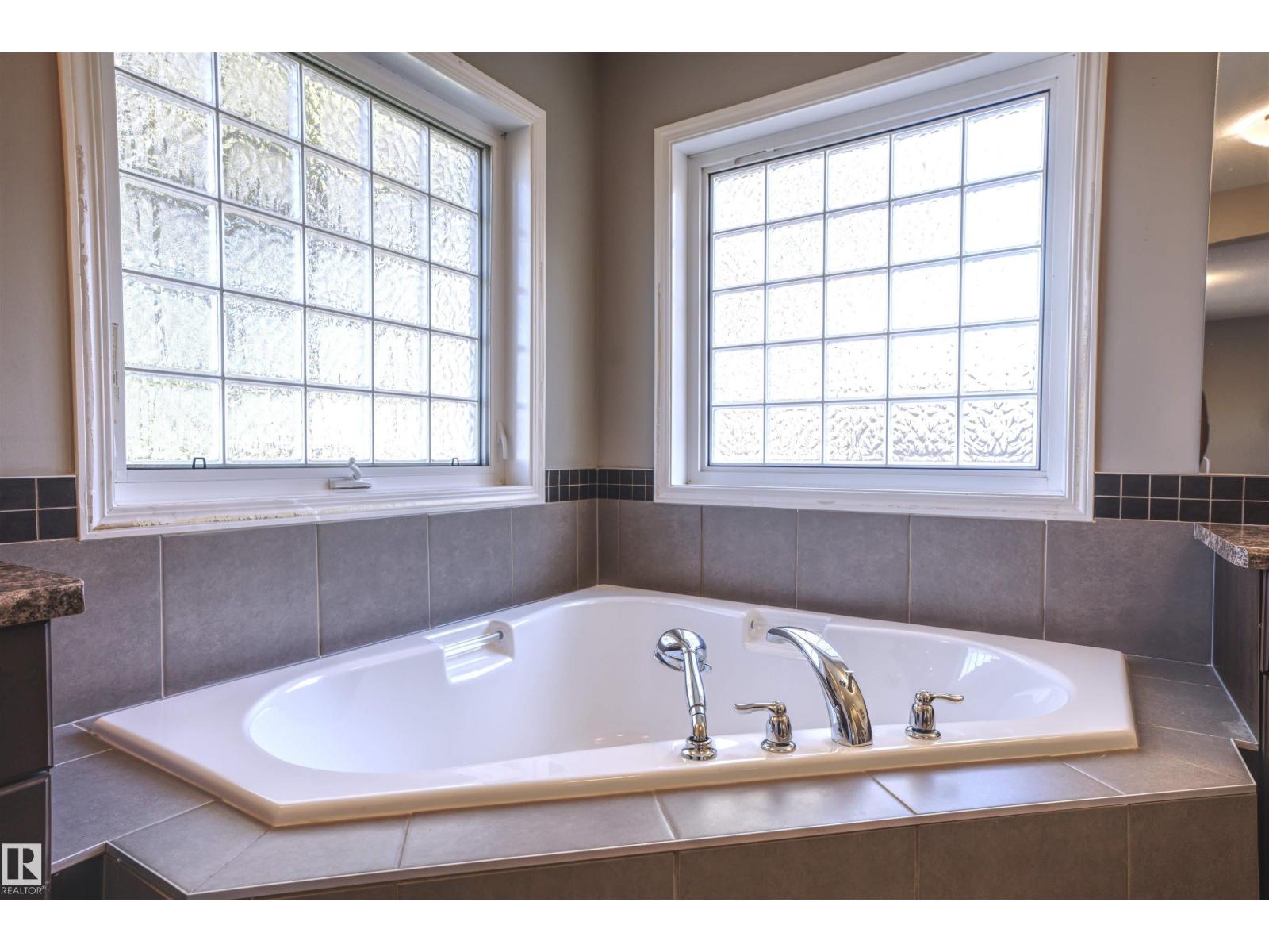 9328 107 Av Nw, Edmonton, Alberta  T5H 0T5 - Photo 31 - E4461024
