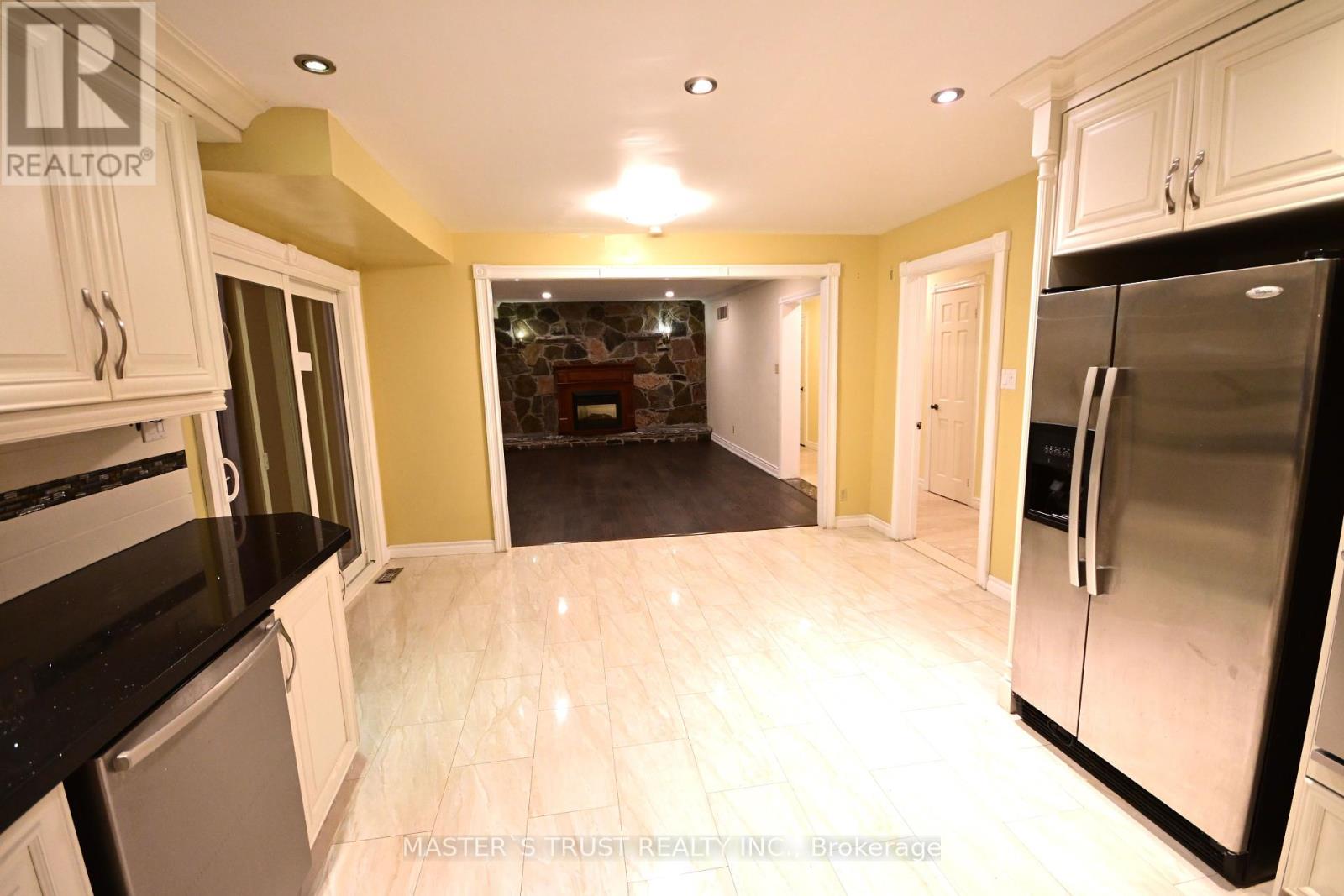 65 Farmstead Road, Toronto, Ontario  M2L 2X2 - Photo 6 - C12447557